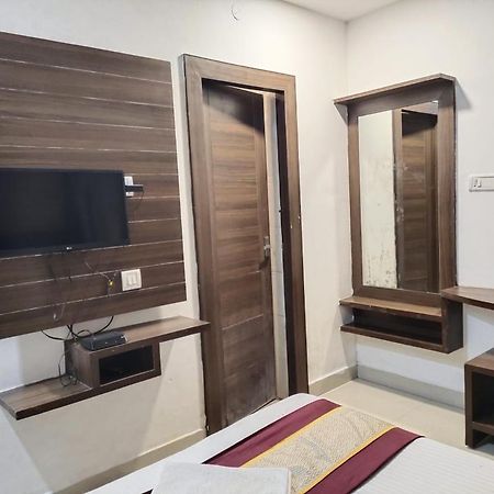 Отель Khaleej Residency Near U S Embassy Ченнаи Экстерьер фото